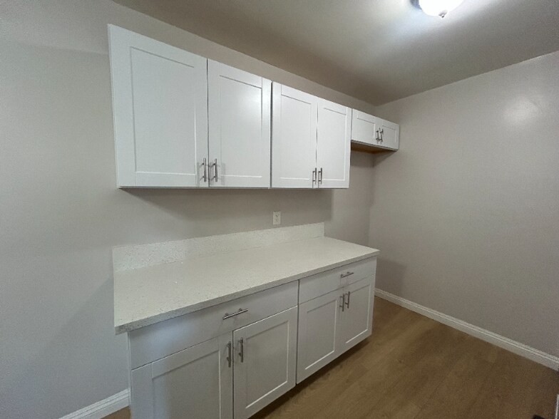 Building Photo - 409 N Los Robles Ave