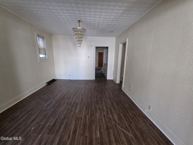 Building Photo - 918 Delamont Ave