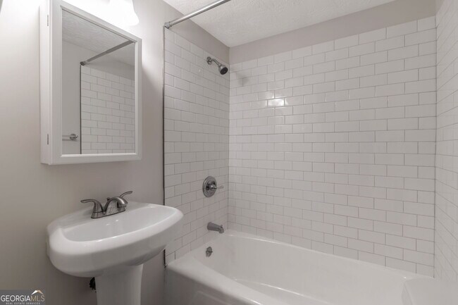 Building Photo - 2364 Peachwood Cir NE