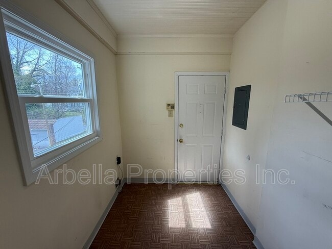 Building Photo - 707 E Unaka Ave