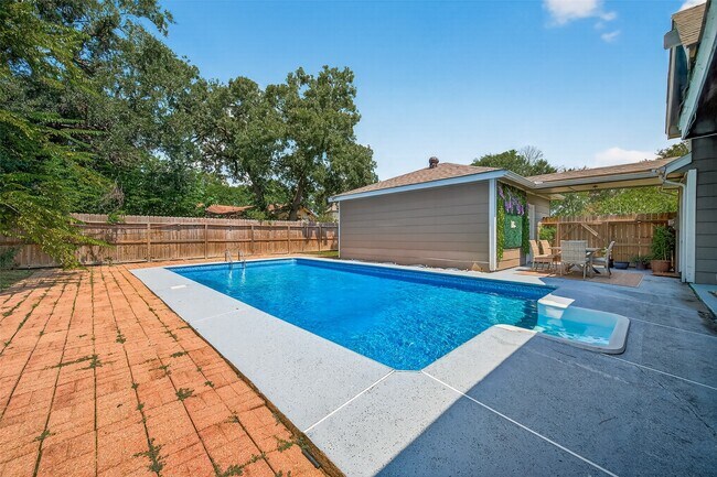 Building Photo - 5310 Holly View Dr
