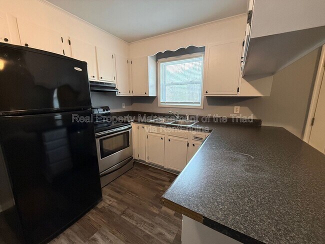 Building Photo - 2406 Markwood Ln SE