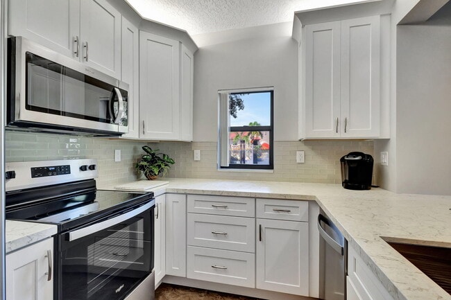 Building Photo - 300 Uno Lago Dr