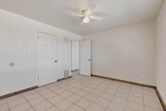 Building Photo - 540 Cardenas Dr SE