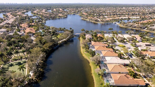 Building Photo - ** ISLAND WALK ** 3 BED + DEN / 2.5 BATH -...