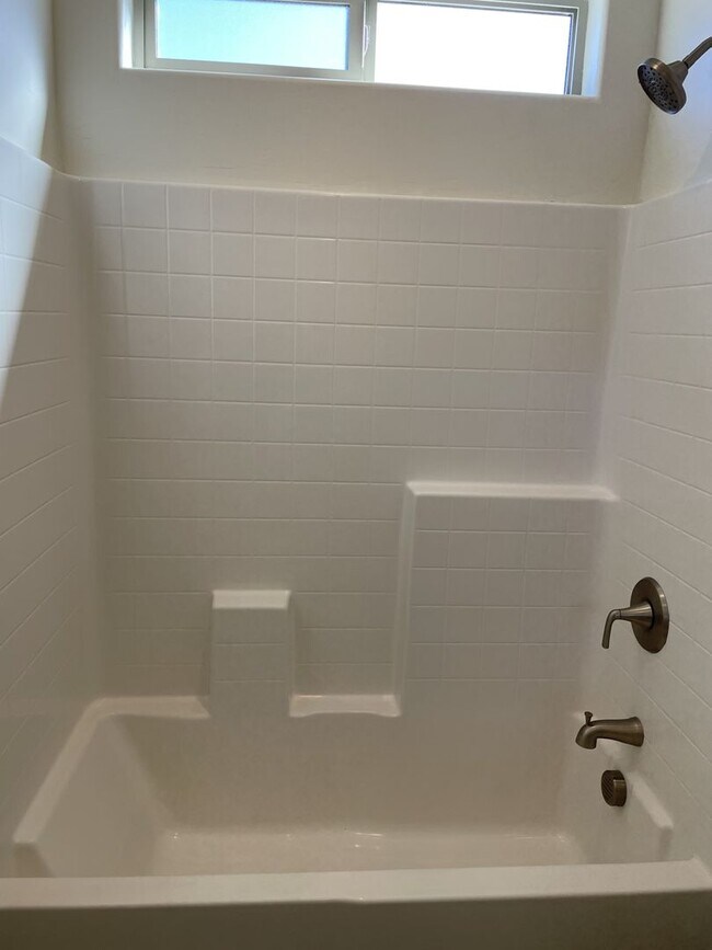 Building Photo - Sparkling clean and move in ready. Call for a showing! (928) 453-2606