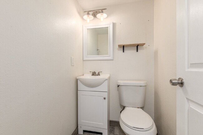 Building Photo - Lovely Three bed / Two bath for rent