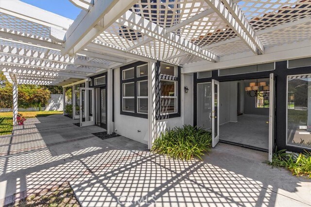 Building Photo - 3 Mantenida