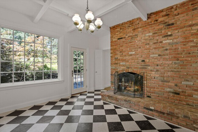 Building Photo - 4925 Weaver Terrace NW