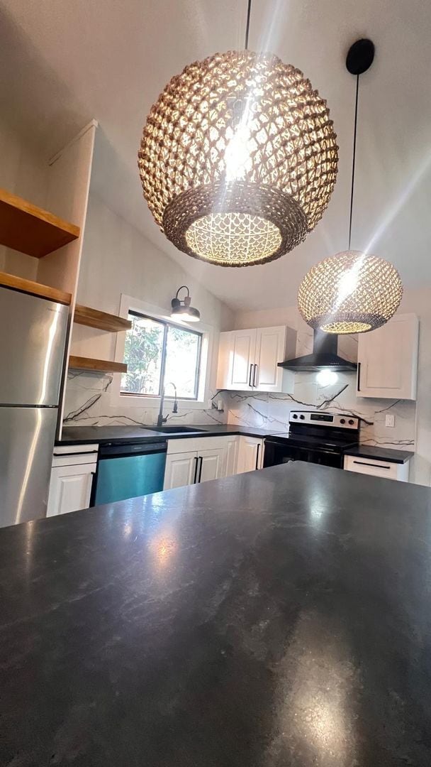 Building Photo - Stylish 2-Bed Carrboro Home with Private Patio