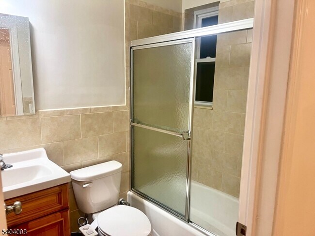 Building Photo - 10 Morton Pl