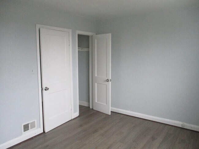Building Photo - 2863 Edgecombe Cir S
