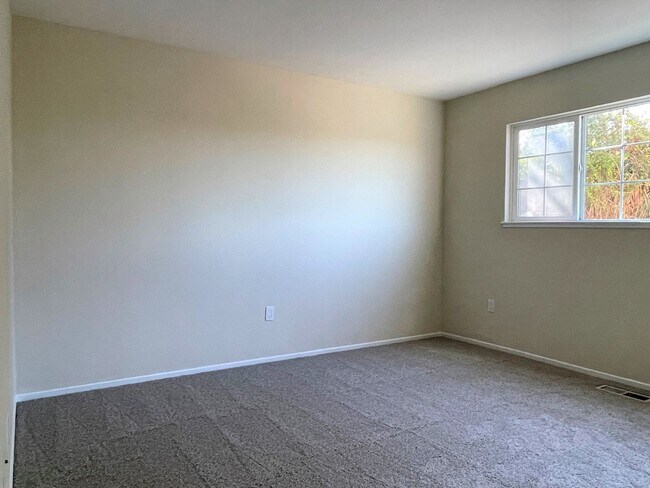 Building Photo - Beautiful 3 bedroom, 2 bathroom home in du...