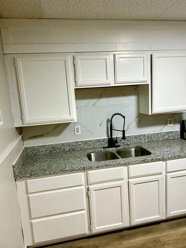 Building Photo - 2-Bedroom Single Family Home