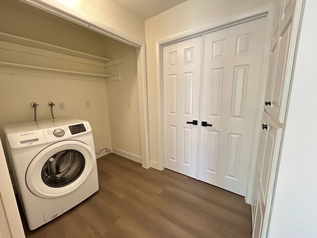 Building Photo - No HOA Home with 4 Bedrooms 2.5 Bathrooms