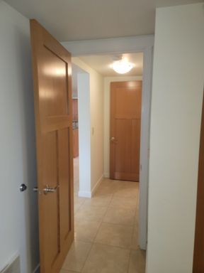 Building Photo - Spacious 2 Bedroom/ 1 bath lower unit in D...