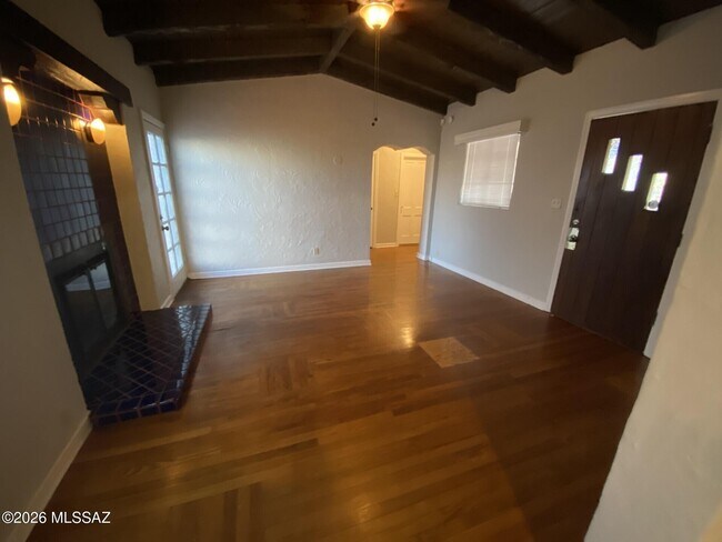 Building Photo - 2732 N Martin Ave