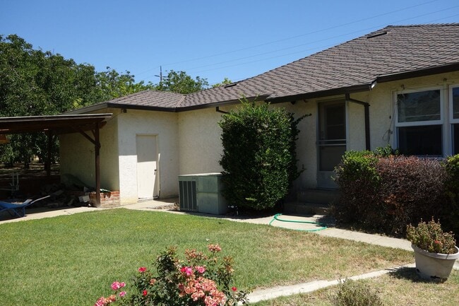 Building Photo - ? Charming Country Home Available November! ?