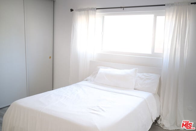 Building Photo - 10823 Camarillo St