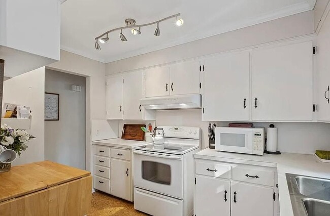 Building Photo - 2416 Aleda Ave SE