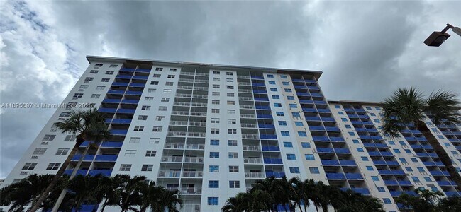 Building Photo - 400 Kings Point Dr