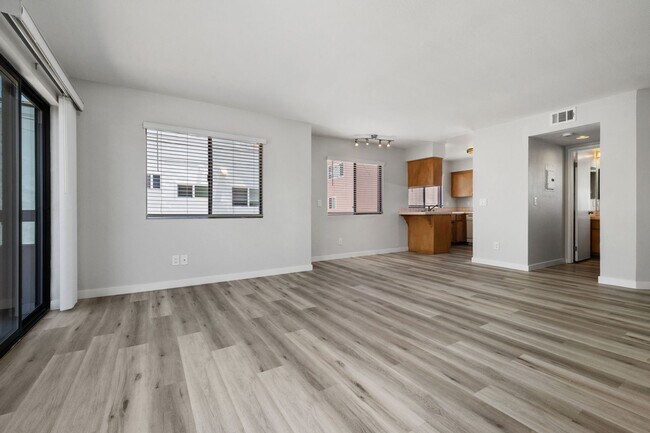 Building Photo - Mission Beach. 3 bedroom, 2.5 bath, 2 car garage,