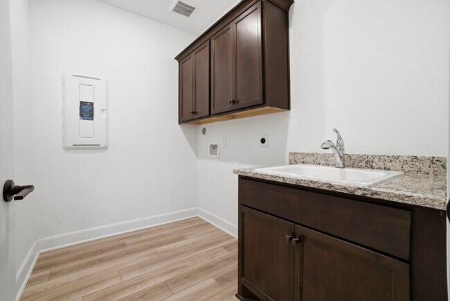 Building Photo - 9727 Rockwell Dr