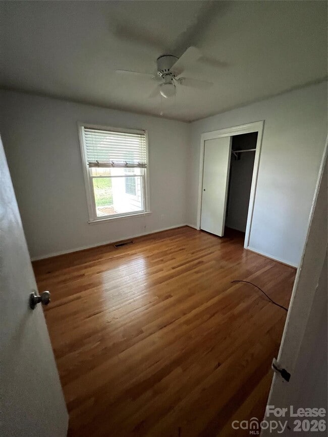 Building Photo - 4925 Vincent Ln
