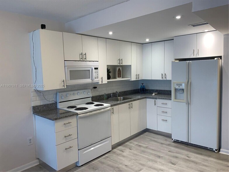 Building Photo - 677 SW 9th Ave