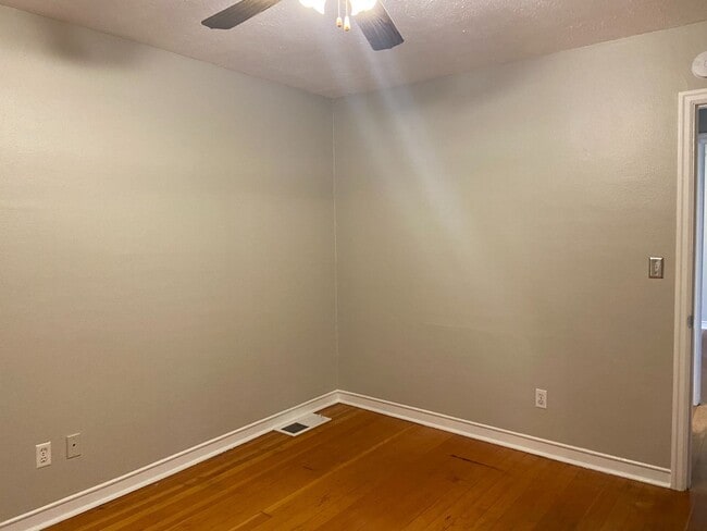 Building Photo - Wonderful Cottage 3 Blocks from Beaverton HS and downtown Beaverton