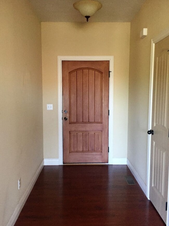 Building Photo - 3 Bedroom Ozark Home in Wonderful Neighbor...