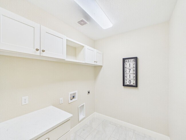 Building Photo - Modern Comfort: 3 Bed, 2 Bath with Garage & Large Pantry