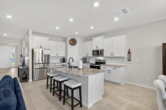 Building Photo - 4 Bedroom / 2 Bath House