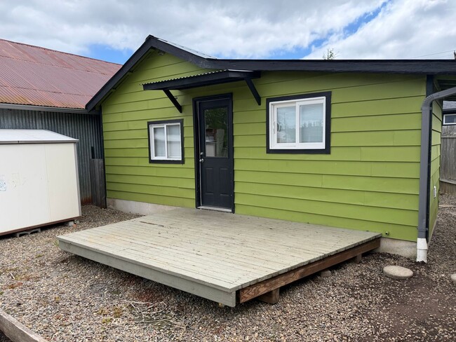 Building Photo - Updated 1 bedroom 1 bathroom ADU!