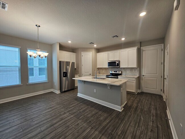 Building Photo - Beautiful and Spacious 3 bedroom 2 bath Townhome With a Split Floor Plan in Winter Garden!