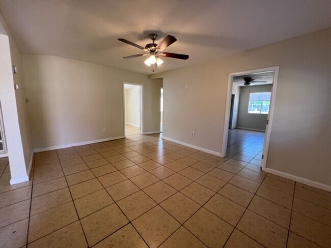 Building Photo - RV T 6951