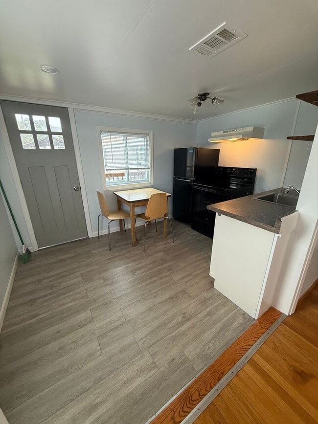 Building Photo - Studio Unit in Dennis Port Ma.