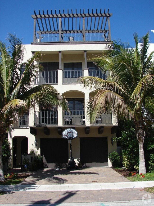 Building Photo - 327 Franklin St