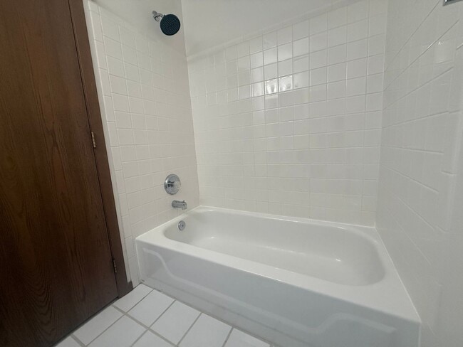 Building Photo - 2-Bedrom Condo Apartment in Broadview Hts!!