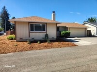 Building Photo - Bright and Cheery 4 bedroom, 2 bathroom ho...
