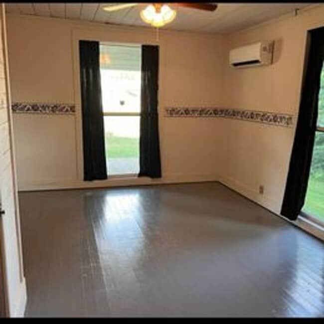 Building Photo - Hughes Springs 2 Bedroom Home