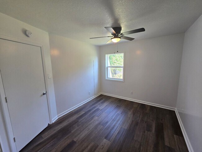 Building Photo - Newly Remodeled 2 Bed/1.5 Bath Apartment i...