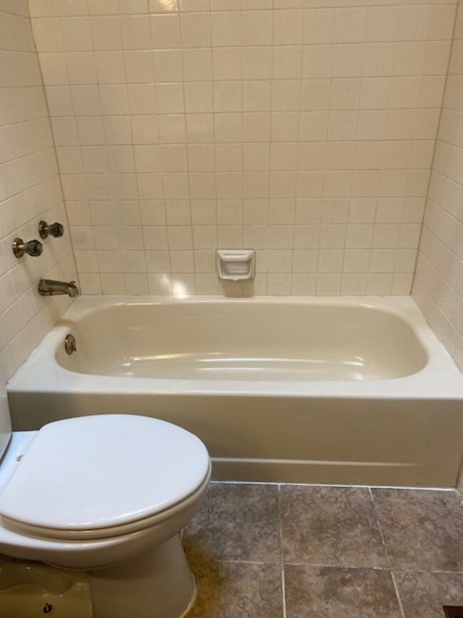 Building Photo - 3 Bedroom Tri-level in Woodland Hills