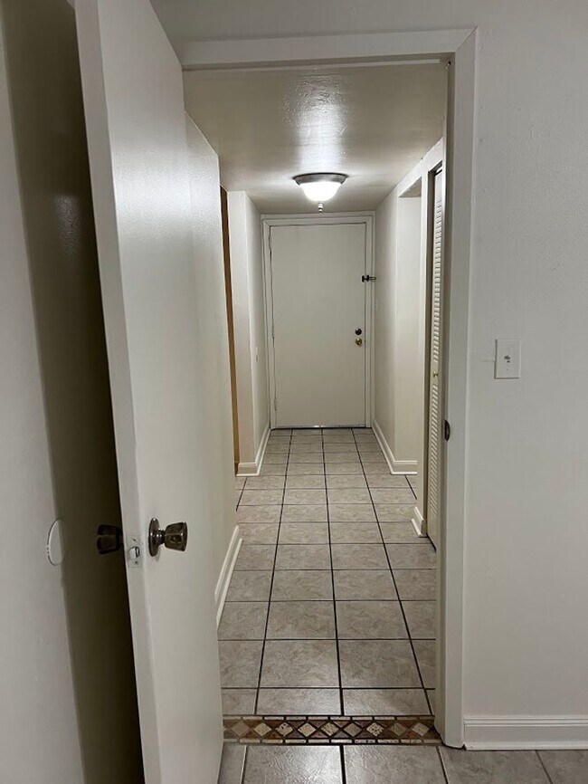 Building Photo - Location, location, location! 875 SF Unit-...