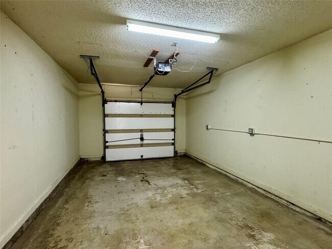 Building Photo - 512 Eberhart Ln