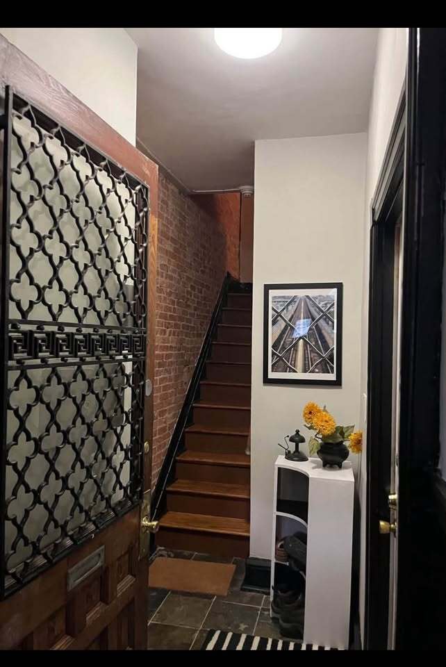 entry way/ foyer - 4822 Florence Ave