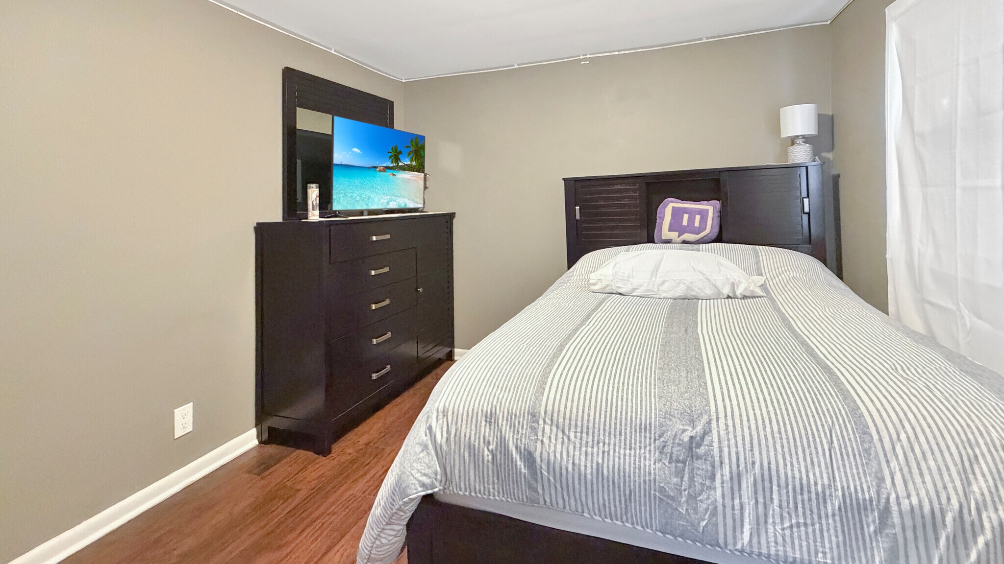 Building Photo - 154 Charlton Ave