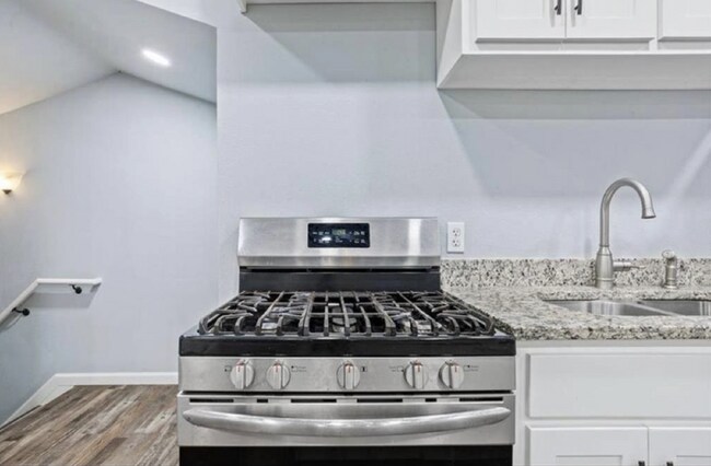 Building Photo - 117 Emma St