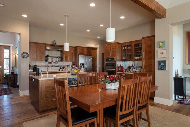Building Photo - Tetherow!! Amazing Townhome that is fully ...