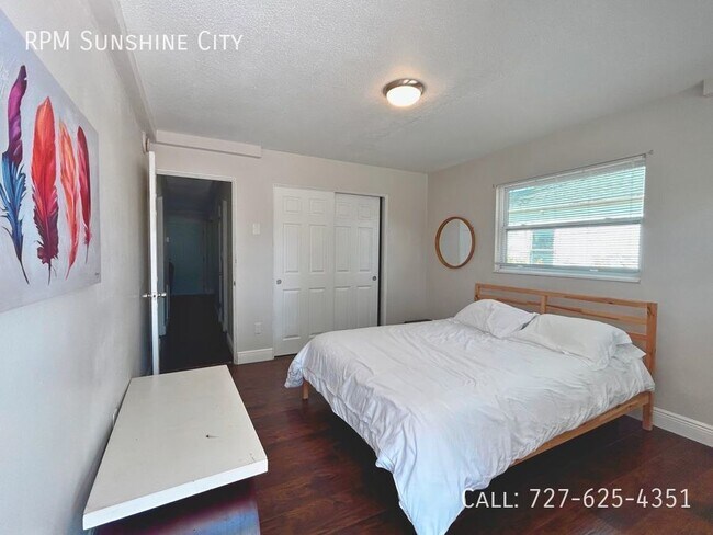 Building Photo - Back unit of large Duplex in Central Oak P...